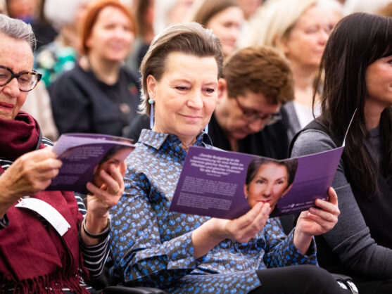 Publikum mit Programm