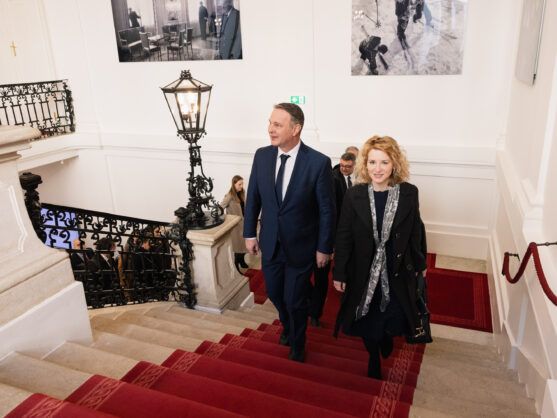 Andreas Babler und Eva-Maria Holzleitner am Weg zur Angelobung.