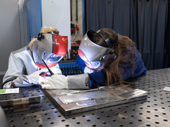 Eva-Maria Holzleitner mit Lehrling in der Lehrwerkstätte der Wiener Linien