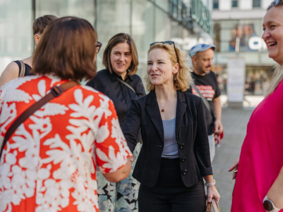 Eva-Maria Holzleitner begrüßt Frauen