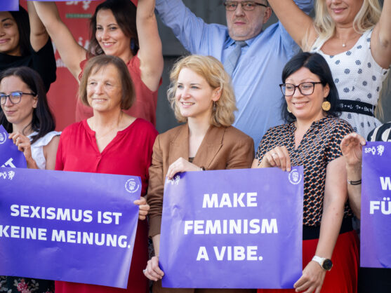 Eva-Maria Holzleitner mit einer Gruppe von Frauen mit Schildern