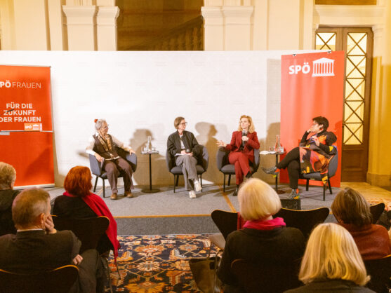 Podium 30 Jahre Weltfrauenkonferenz